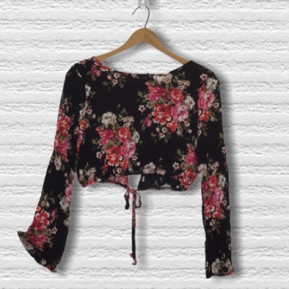 POLLY & ESTHER NWT Blouse floral cropped women’s size Medium